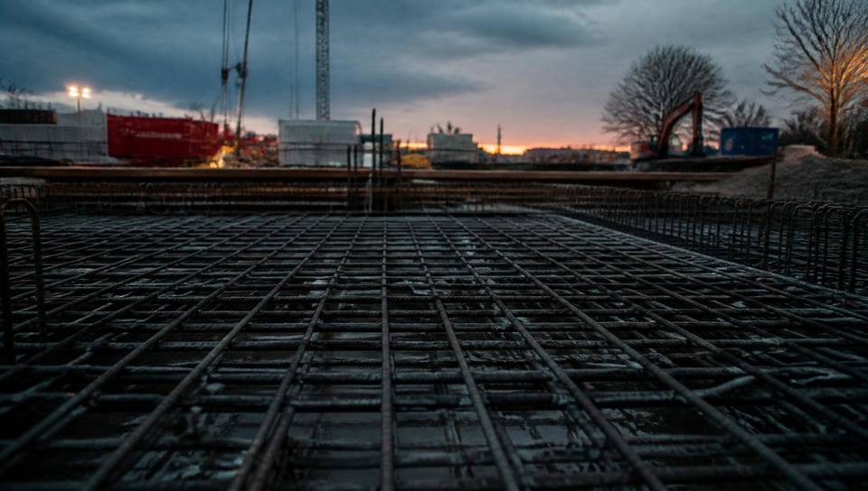 Eisenflechter von SevimStahlbau bei der Bewehrungsarbeit auf einer Baustelle